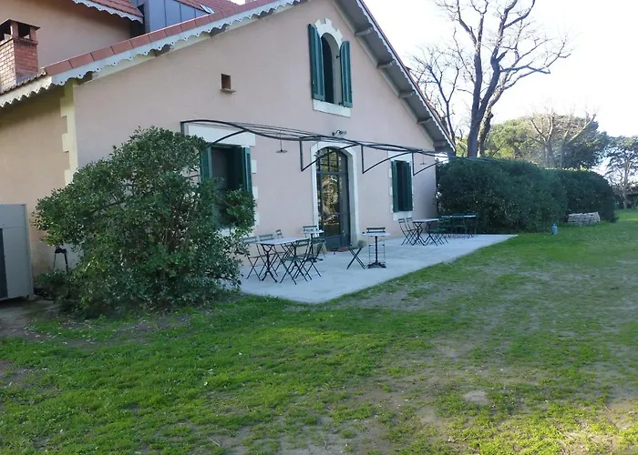 Aigues-Mortes Hotels With Amazing Views
