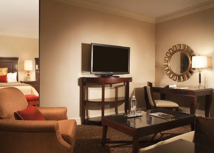 Pittsburgh hotels near National Aviary