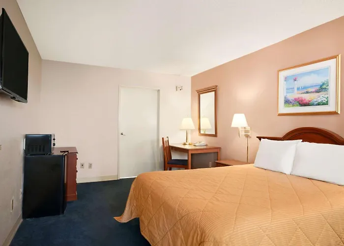Bakersfield Beach hotels