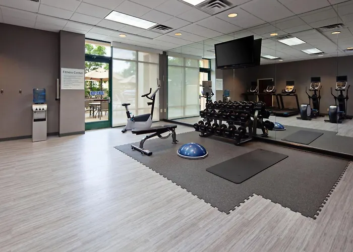 Palmdale Beach hotels