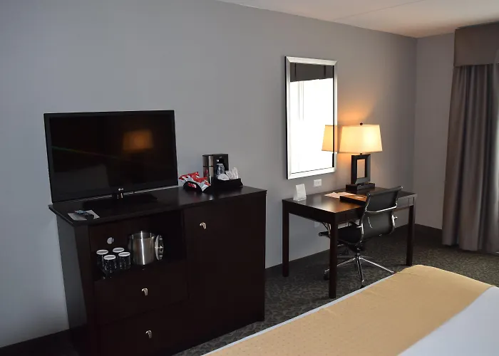 Peoria hotels near Peoria Zoo