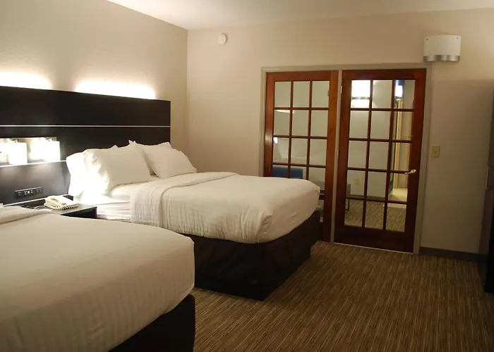Kingsport hotels near Hook & Ladder Distillery