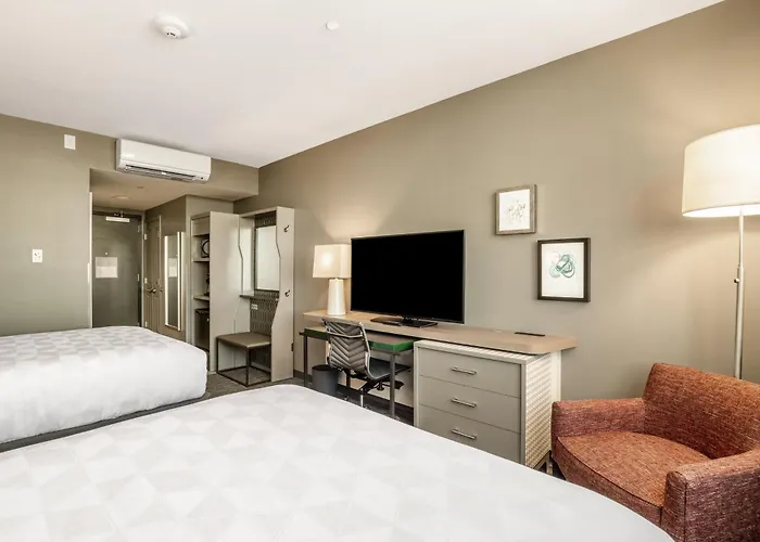 Columbia hotels near Riverbanks Zoo and Garden