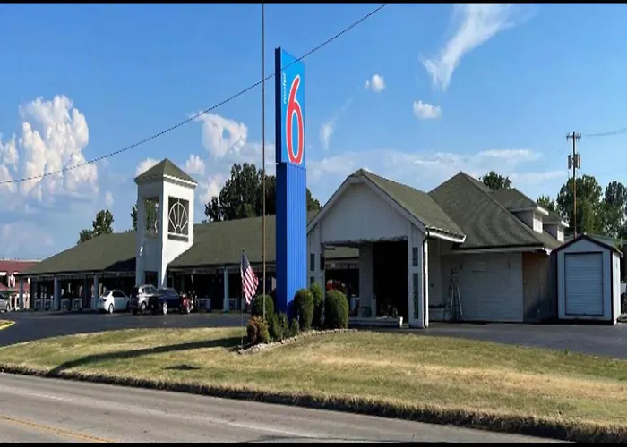 Sallisaw hotels near 