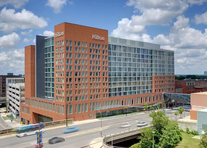 Columbus hotels near Bicentennial Park