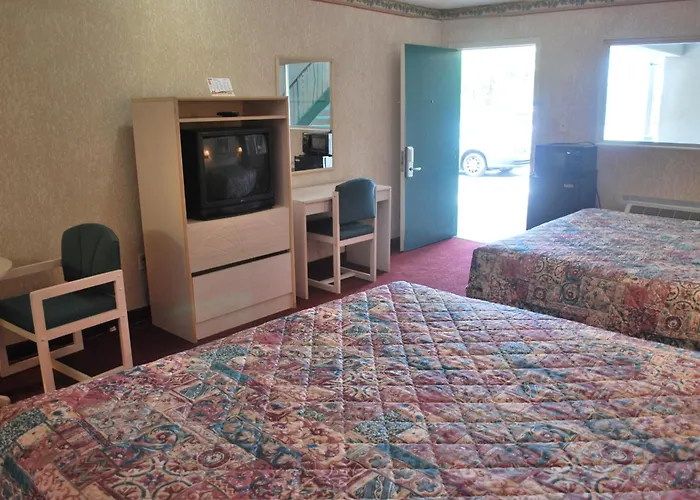 Lakeland hotels near Common Ground Playground