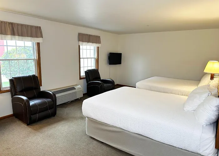 Shipshewana hotels near Hostetler's Hudson Auto Museum