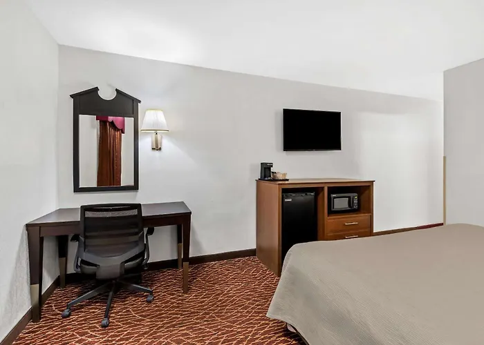 Marietta hotels near Six Flags White Water