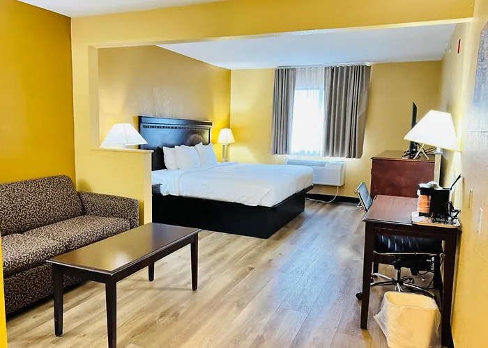 Monroe hotels near Monroe County Michigan Historical Museum