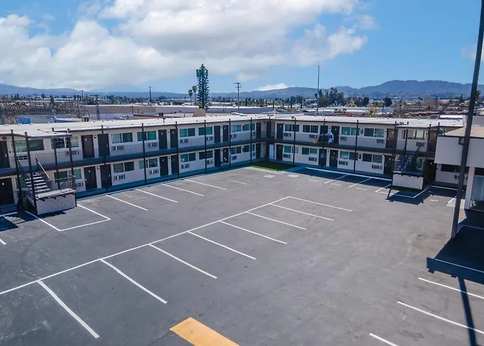 San Bernardino hotels near Perris Hill Park