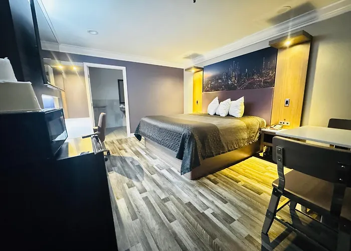 Montebello hotels near Montebello Barnyard Zoo