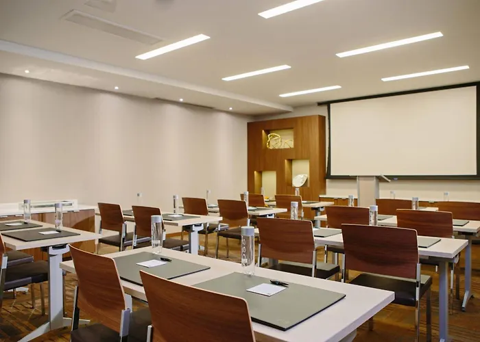 Kansas City hotels near Science City