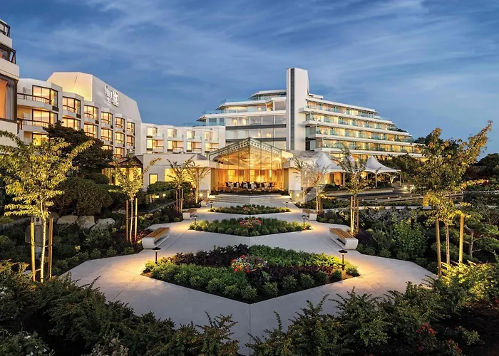 Victoria Beach hotels
