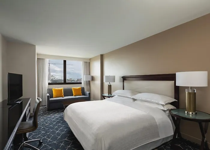 Norfolk hotels near Virginia Zoo