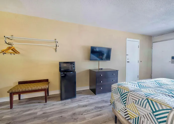 Effingham hotels near Evergreen Hollow Park