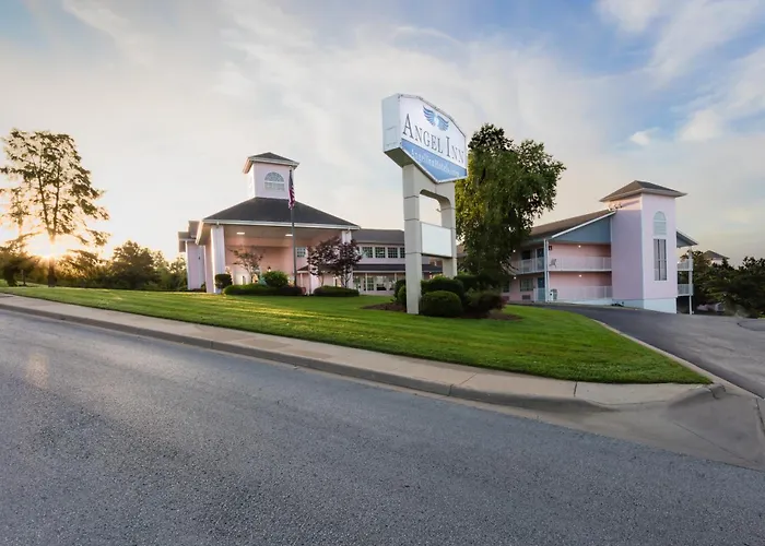 Branson hotels near Jerry Presley's God and Country Theatre
