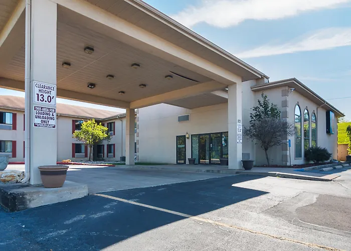 Hannibal hotels near Mark Twain Cave and Cameron Cave