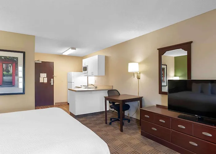 Waukesha Beach hotels
