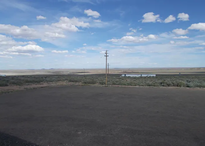 Holbrook hotels near Meteor Crater Natural Landmark
