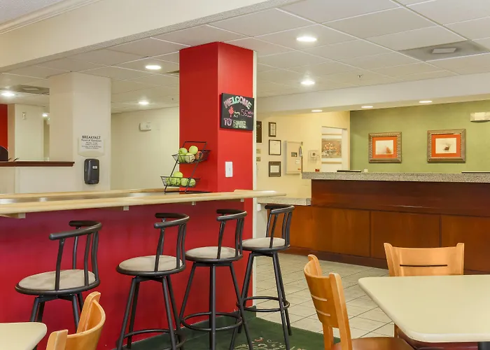 Erie hotels near Erie Zoo