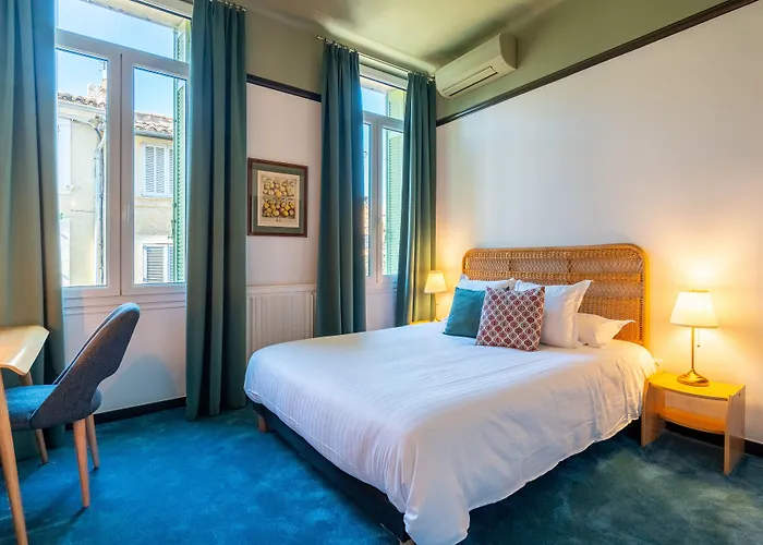 Salon-de-Provence Beach hotels