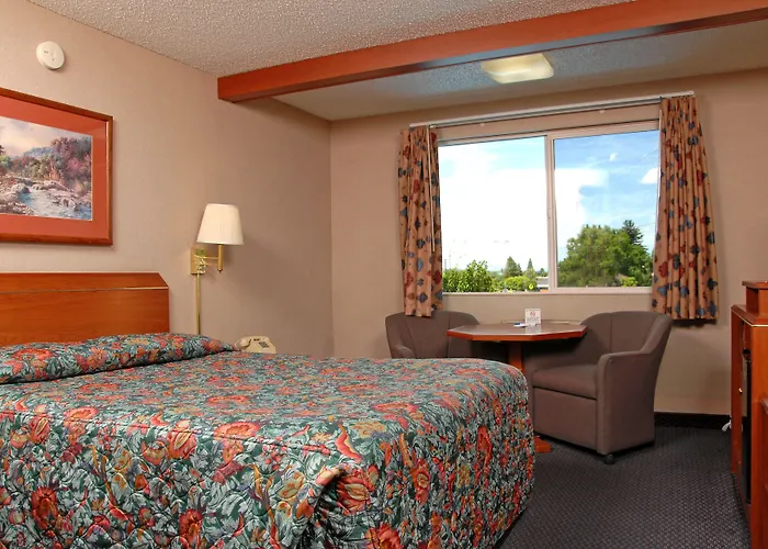 Redmond hotels near Smith Rock State Park
