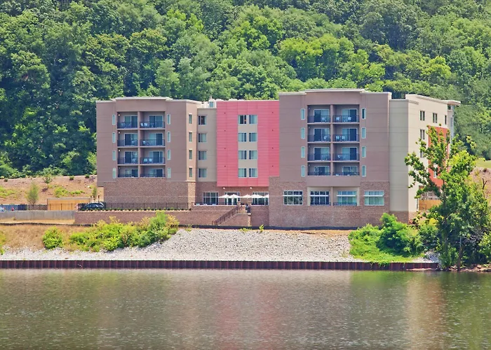 Chattanooga hotels near Tennessee Aquarium