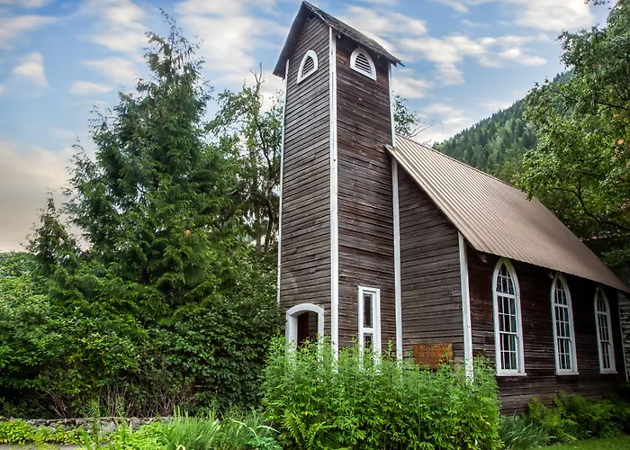 Revelstoke Beach hotels