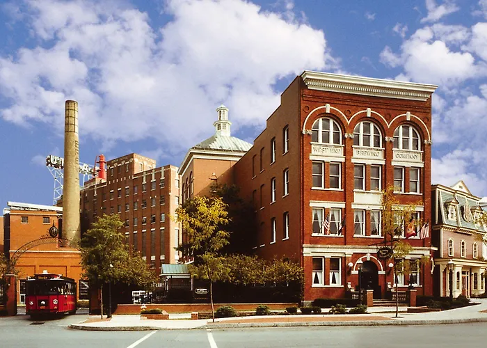 Utica hotels near Utica Zoo