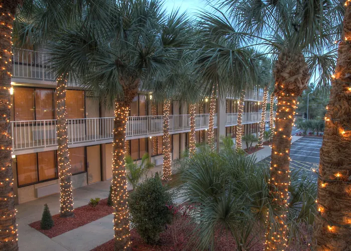 Kissimmee hotels near Kissimmee Lakefront Park