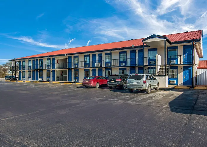 Broken Bow hotels near Lower Mountain Fork River