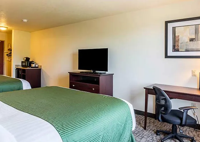 Erie hotels near Perry Monument