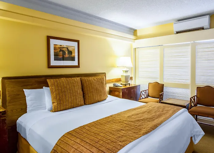 Honolulu hotels near Hawaii State Art Museum