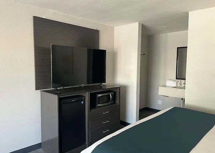 Uvalde Beach hotels