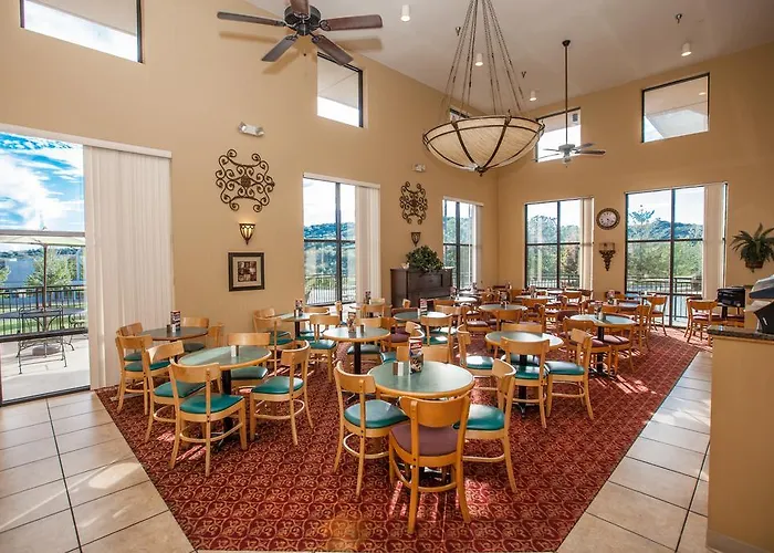 Branson hotels near College of the Ozarks