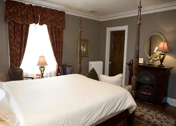 Saugatuck Beach hotels