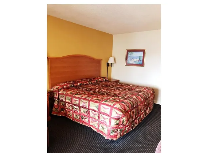 Clarksville hotels near Liberty Park and Marina
