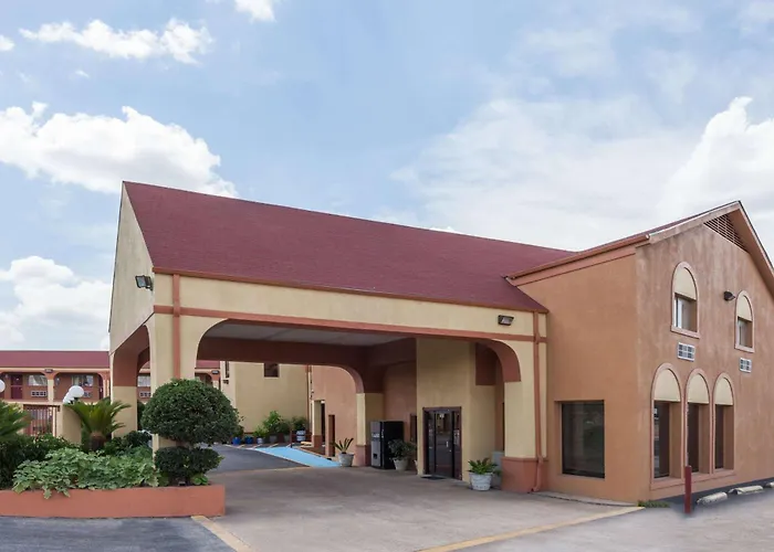 Athens hotels near Cain Center & Cain Park